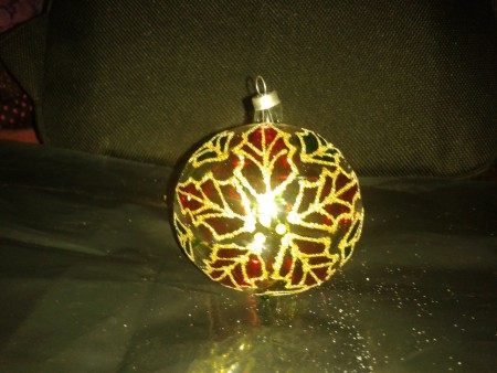 Esfera de vidrio transparente decorada noche buena $65.00 la docena